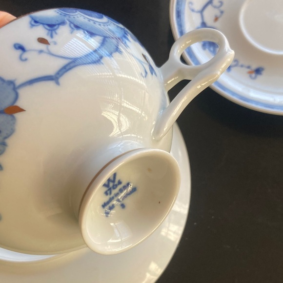 Blue and White China - Floral Tea Cup and Saucer Set with cobalt and gold - Picture 6 of 9